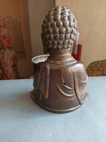 Bronze des Buddha Shakyamuni im Meditationssitz, die Hände über den Füßen haltend - фото 4
