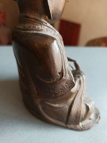 Bronze des Buddha Shakyamuni im Meditationssitz, die Hände über den Füßen haltend - фото 7