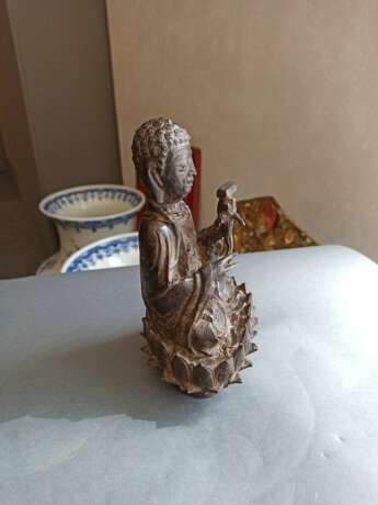 Bronze des Buddha Shakyamuni, ein Buch über einem Lotos haltend - Foto 3