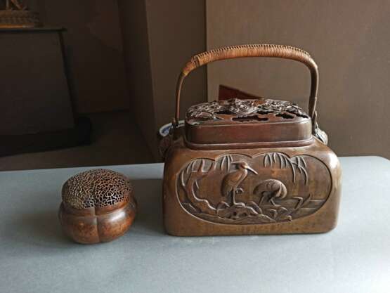 Großer Handwärmer aus Bronze mit Dekor von Rehen, Shishi, Schildkröten und Felsen, Tragehenkel, dazu Wärmer - фото 3