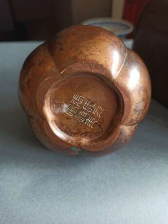 Großer Handwärmer aus Bronze mit Dekor von Rehen, Shishi, Schildkröten und Felsen, Tragehenkel, dazu Wärmer - фото 6