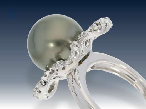Ring: hochfeiner, moderner Goldschmiedering mit großer Tahitiperle und feinen Brillanten, NP lt. Einlieferer 2900,-€ - photo 2
