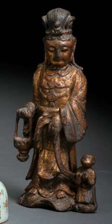 Lackvergoldete Holzfigur des stehenden Guanyin mit einem Korb und Knaben - Foto 1