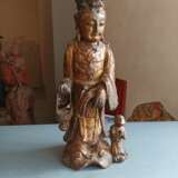 Lackvergoldete Holzfigur des stehenden Guanyin mit einem Korb und Knaben - Foto 2