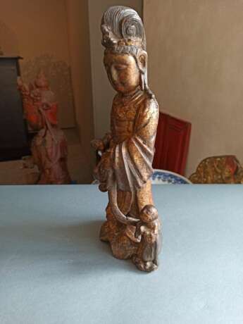 Lackvergoldete Holzfigur des stehenden Guanyin mit einem Korb und Knaben - фото 5