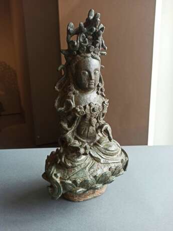 Bronze des Guanyin auf einem Lotos partiell grünlich korrodiert - Foto 2