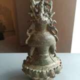 Bronze des Guanyin auf einem Lotos partiell grünlich korrodiert - фото 4