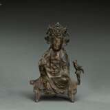 Bronze des Guanyin auf einem Podest sitzend - фото 1