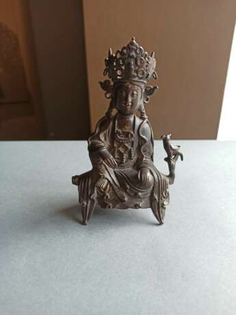 Bronze des Guanyin auf einem Podest sitzend - фото 2