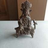 Bronze des Guanyin auf einem Podest sitzend - Foto 2