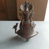 Bronze des Guanyin auf einem Podest sitzend - фото 3