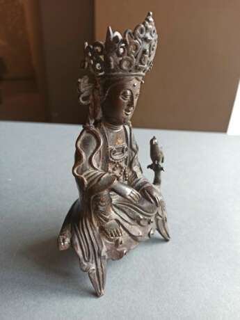 Bronze des Guanyin auf einem Podest sitzend - Foto 5