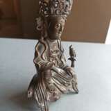 Bronze des Guanyin auf einem Podest sitzend - Foto 5