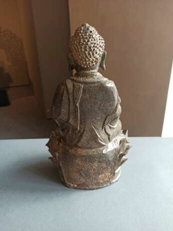 Bronze des Buddha Shakyamuni auf einem Lotos - Foto 4