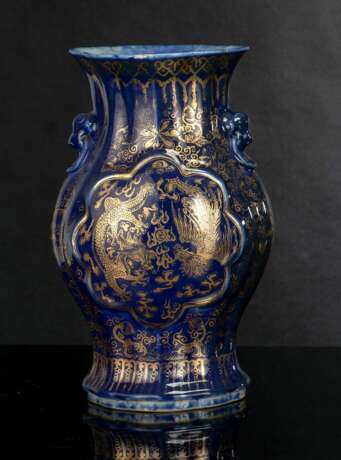 Puderblau glasierte Vase mit feinem Phönix- und Drachendekor in Goldmalerei - фото 1