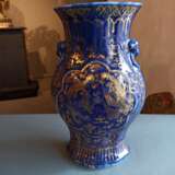 Puderblau glasierte Vase mit feinem Phönix- und Drachendekor in Goldmalerei - фото 2