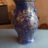 Puderblau glasierte Vase mit feinem Phönix- und Drachendekor in Goldmalerei - Foto 3