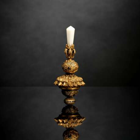 Mandarinenhut-Abschluss aus feuervergoldeter Bronze mit Spitze aus weißem Bandachat - Foto 1