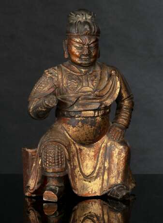 Lackvergoldete Holzfigur des auf einem Podest sitzenden Guan Yu - photo 1