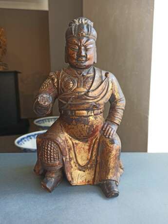 Lackvergoldete Holzfigur des auf einem Podest sitzenden Guan Yu - photo 2