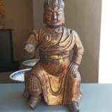 Lackvergoldete Holzfigur des auf einem Podest sitzenden Guan Yu - фото 2