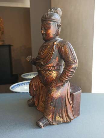 Lackvergoldete Holzfigur des auf einem Podest sitzenden Guan Yu - Foto 3