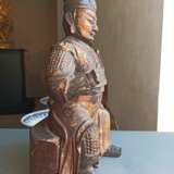 Lackvergoldete Holzfigur des auf einem Podest sitzenden Guan Yu - Foto 4