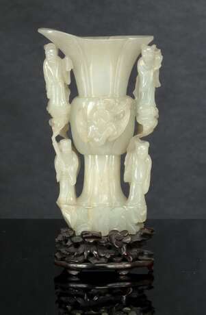 Vase aus hellgrüner Jade mit den daoistischen Unsterblichen über Felsen, Holzstand - фото 1