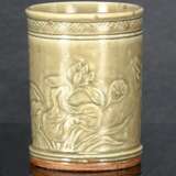 Zylindrischer Pinselbecher mit seladonfarbener Glasur, in Relief Prunus und Lotos-Dekor - Foto 1
