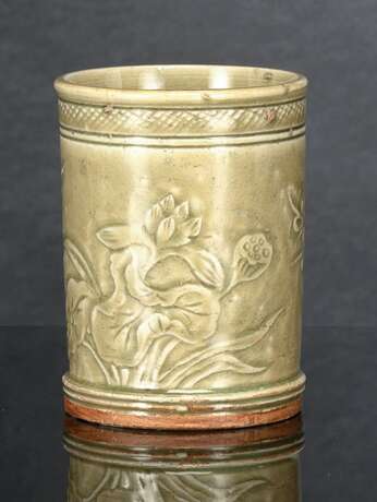 Zylindrischer Pinselbecher mit seladonfarbener Glasur, in Relief Prunus und Lotos-Dekor - Foto 1