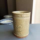 Zylindrischer Pinselbecher mit seladonfarbener Glasur, in Relief Prunus und Lotos-Dekor - Foto 3