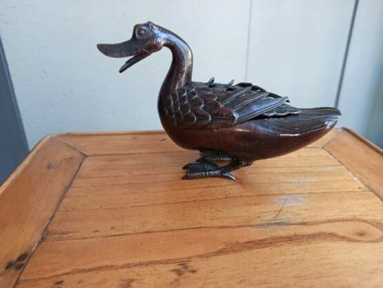 Weihrauchbrenner in Form einer Ente aus Bronze mit schöner Alterspatina, in zwei Teilen gearbeitet - фото 2