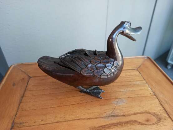 Weihrauchbrenner in Form einer Ente aus Bronze mit schöner Alterspatina, in zwei Teilen gearbeitet - Foto 3