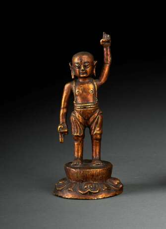 Lackvergoldete Bronze des Buddha als Knaben auf einem Lotos stehend - фото 1