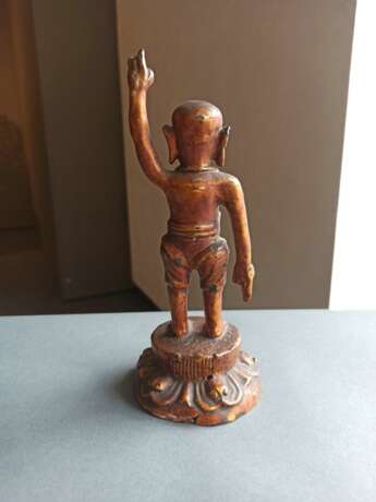 Lackvergoldete Bronze des Buddha als Knaben auf einem Lotos stehend - фото 4
