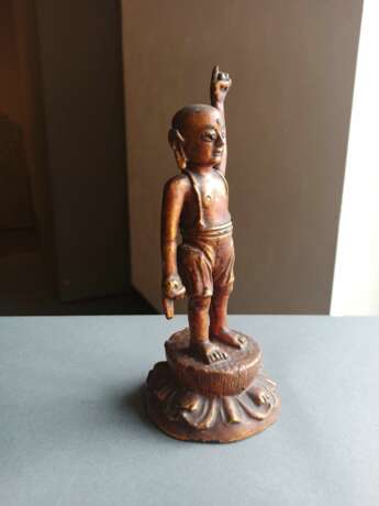 Lackvergoldete Bronze des Buddha als Knaben auf einem Lotos stehend - фото 5