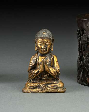 Feuervergoldete Bronze des Buddha Shakyamuni, die Hände zum Gebet vor der Brust haltend - photo 1