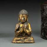 Feuervergoldete Bronze des Buddha Shakyamuni, die Hände zum Gebet vor der Brust haltend - photo 1