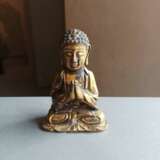 Feuervergoldete Bronze des Buddha Shakyamuni, die Hände zum Gebet vor der Brust haltend - photo 2