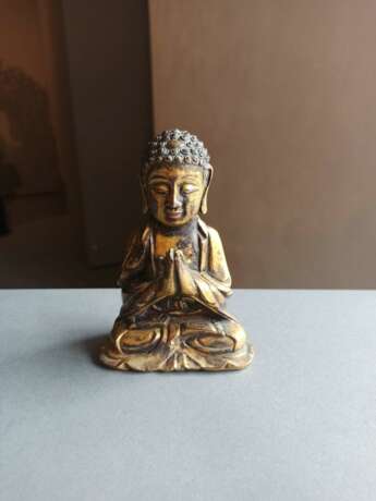 Feuervergoldete Bronze des Buddha Shakyamuni, die Hände zum Gebet vor der Brust haltend - photo 2