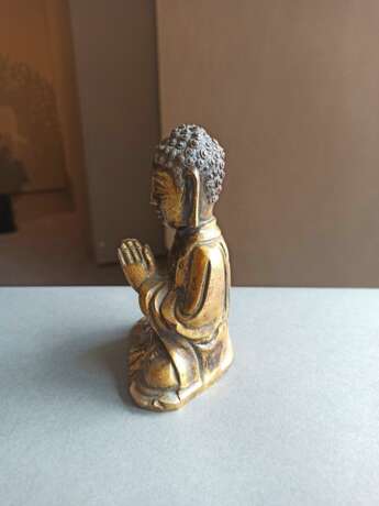 Feuervergoldete Bronze des Buddha Shakyamuni, die Hände zum Gebet vor der Brust haltend - photo 3