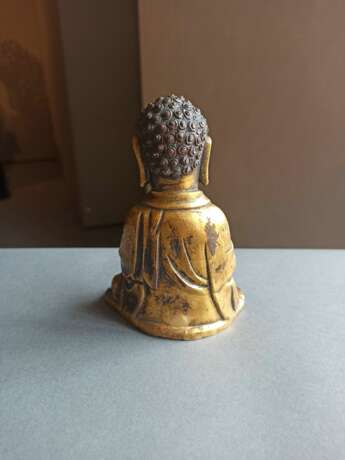 Feuervergoldete Bronze des Buddha Shakyamuni, die Hände zum Gebet vor der Brust haltend - photo 4