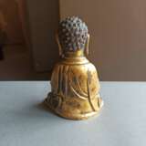 Feuervergoldete Bronze des Buddha Shakyamuni, die Hände zum Gebet vor der Brust haltend - photo 4