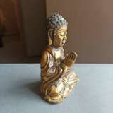 Feuervergoldete Bronze des Buddha Shakyamuni, die Hände zum Gebet vor der Brust haltend - photo 5