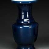 Puderblau glasierte Vase aus Porzellan - photo 1