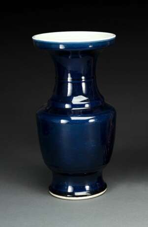 Puderblau glasierte Vase aus Porzellan - Foto 1