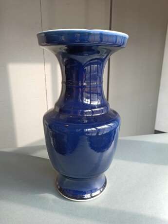 Puderblau glasierte Vase aus Porzellan - photo 3