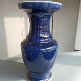 Puderblau glasierte Vase aus Porzellan - photo 3