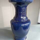 Puderblau glasierte Vase aus Porzellan - фото 4