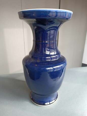 Puderblau glasierte Vase aus Porzellan - Foto 4